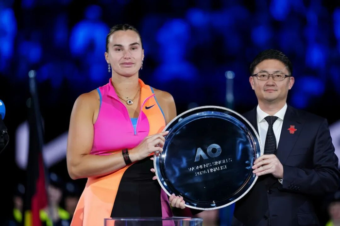 图为泸州老窖股份有限公司常务副总经理唐栋良受邀为萨巴伦卡颁发亚军奖盘