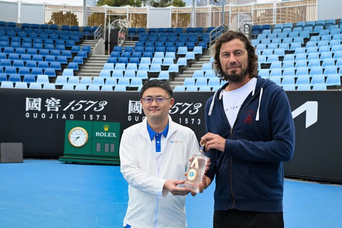 图为马拉特·萨芬和泸州老窖股份有限公司常务副总经理唐栋良