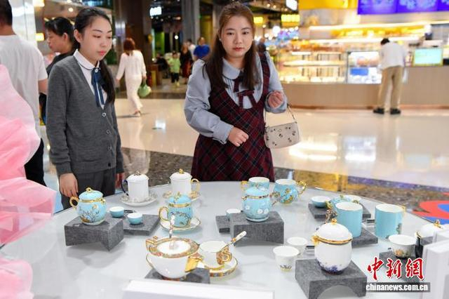 2025年11月1日，顾客在cdf海口国际免税城选购国产陶瓷制品。 中新网记者 骆云飞 摄