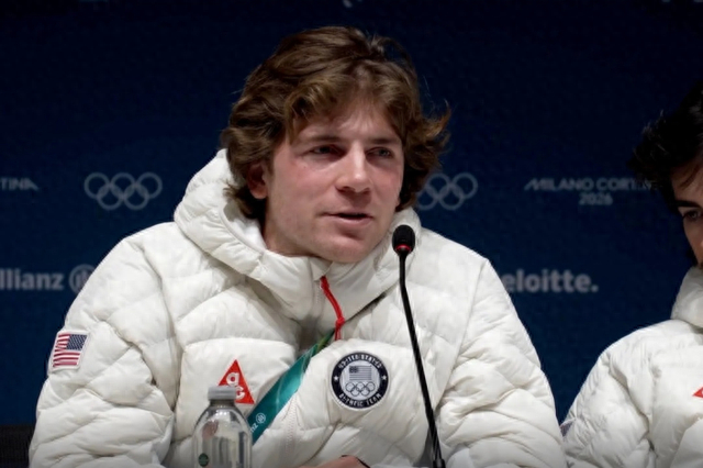 当地时间2月6日，赫斯在新闻发布会上发言。图源：外媒