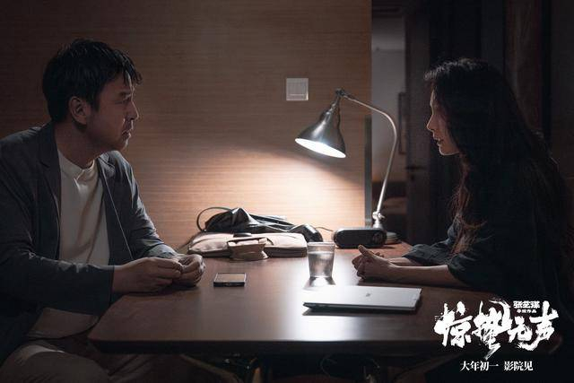 引蛇出洞，静观其变。潜藏的间谍伺机而动，蛰伏的内鬼悄然现身，置身其中的众人也开始相互试探、暗中拉扯，一场紧张刺激的“心理战”正在上演。有人身陷多重选择，站在十字路口，摇摆不定；有人情绪爆发，试图直接撕破面前的假象。身边的人，藏着多少不为人知的秘密？信任的人，又是否在种种抉择间悄悄变了模样？局中的人，是否能抵得过人心深处的动摇和欲望？这盘暗棋已然开启，在各藏深意的凶险博弈中，众人会向何方倾斜？静候谜底揭秘。