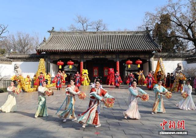 孔府举行传统舞蹈表演。赵晓 摄 