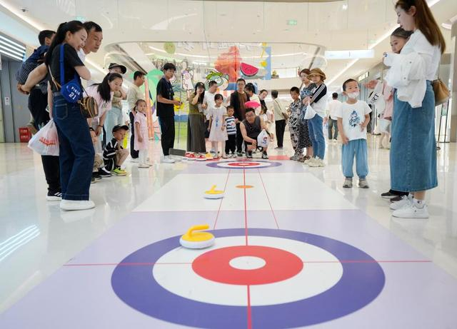 ↑2025年5月31日，银川市民参加大众旱地冰壶挑战赛。新华社记者 王鹏 摄