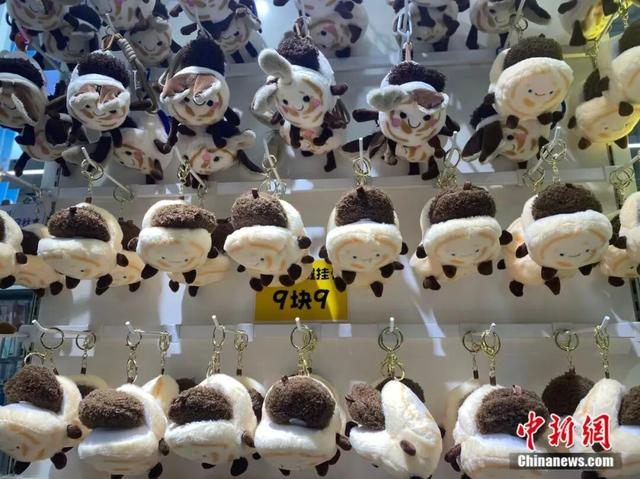 驴火毛绒挂件。李玉素 摄