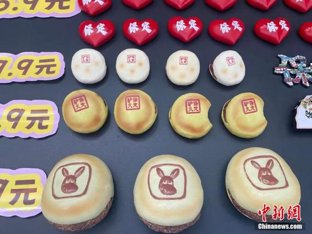 驴火冰箱贴文创。李玉素 摄