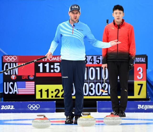 ↑2022年2月13日，在“冰立方”举行的北京冬奥会男子冰壶循环赛中，中国队以6:8负于美国队。新华社记者 李贺 摄