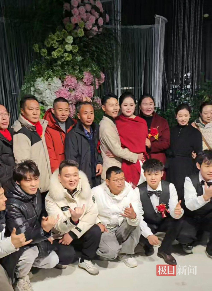 “梅姨案”被拐孩子申聪大婚,寻亲家长合影送祝福,孙海洋现场演绎保留曲目《两只蝴蝶》,郭刚堂表演舞龙|申军良|河南省|周口市|婚礼|结婚_新浪新闻