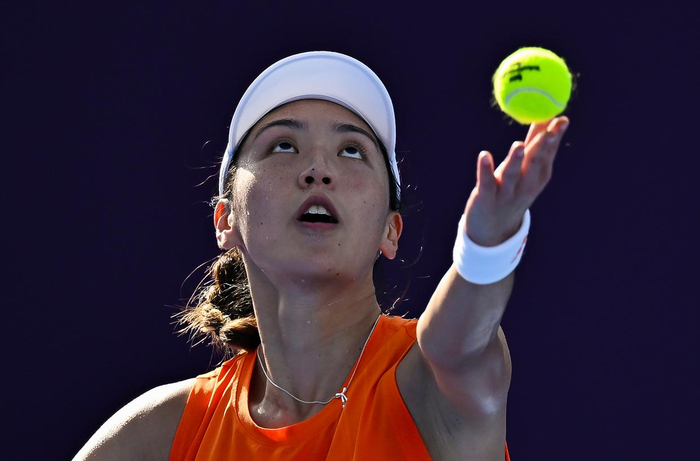 2月9日，王欣瑜在比赛中发球。新华社发（尼库摄）