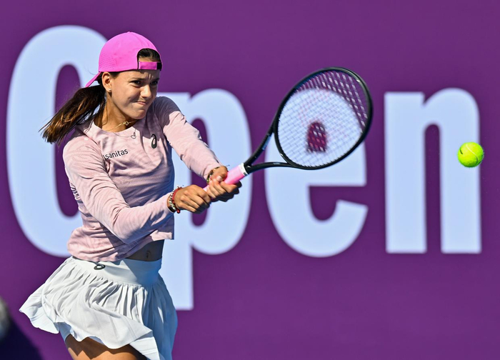 2月9日，阿朗戈在比赛中回球。新华社发（尼库摄）