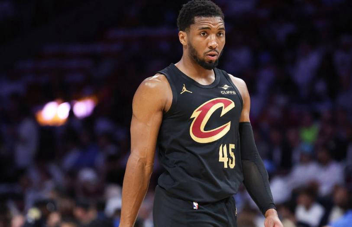 总的来说，米切尔此次的出色表现不仅推动球队前进，更是用实际行动改写了季后赛的历史。他的得分纪录打破了由乔丹长达27年的纪录，彰显了他无与伦比的竞技状态。这一成就不仅属于他个人，更是篮球历史上一段令人难忘的传奇篇章，预示着未来更加精彩的季后赛战役即将到来。