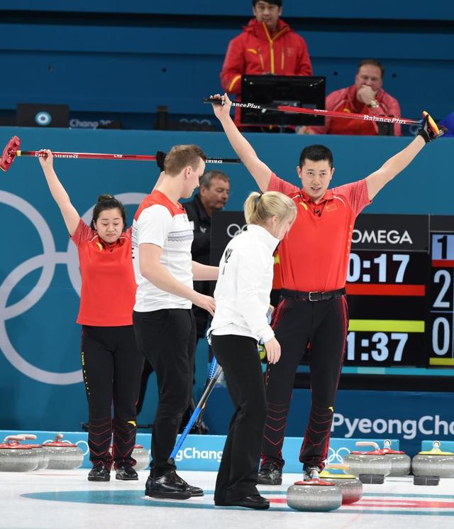 ↑2018年平昌冬奥会冰壶混双比赛中，中国选手巴德鑫、王芮获得第五名。新华社记者 马平 摄