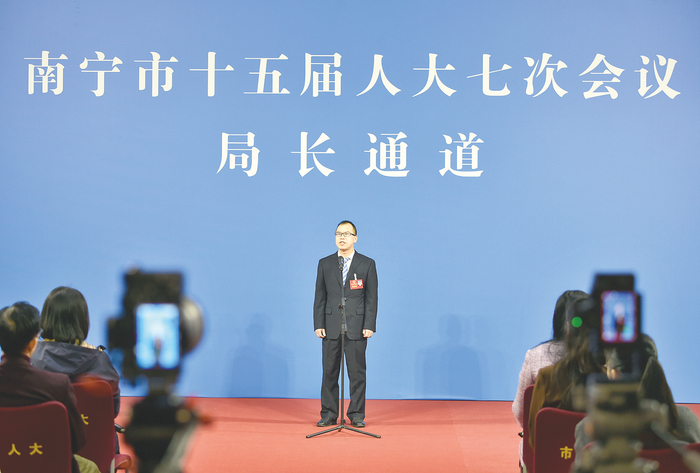     南宁市十五届人大七次会议“局长通道”现场。    本报记者潘浩 摄