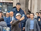 姚明现身米兰冬奥会，街头闲逛被争相合影，外国保镖开道保护