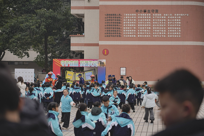 活动现场氛围热烈，学生们自觉排起长龙参与。李运彬 摄
