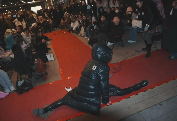 为了展现羽绒服的性能，选手现场劈叉。（图/受访者供图）