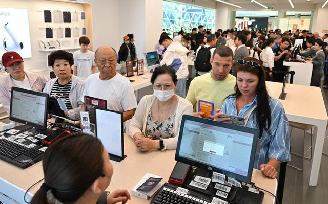 2026年1月10日，顾客在海南三亚国际免税城购物。新华社记者 郭程 摄
