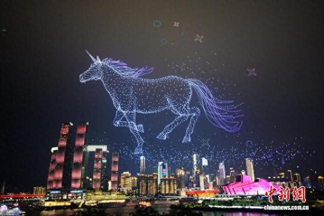 2026年1月2日，正值元旦假期，“新韵重庆”无人机灯光秀在重庆两江交汇的夜空精彩上演。 中新网记者 何蓬磊 摄