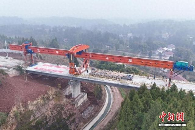 最后一片箱梁架设完成现场。长江沿岸铁路集团四川公司供图