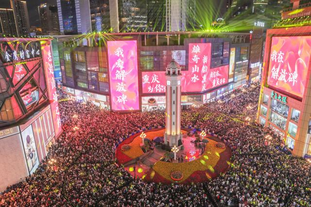 2025年12月31日晚，人们聚集在重庆市渝中区解放碑商圈迎接新年到来。新华社记者 赵小帅 摄