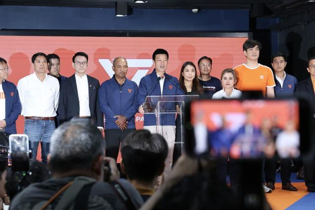 2月8日，泰国人民党党首那塔蓬在曼谷出席新闻发布会。 新华社记者 孙玮彤摄