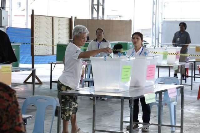 2月8日，选民在泰国曼谷一处投票站投票。 新华社记者 孙玮彤摄