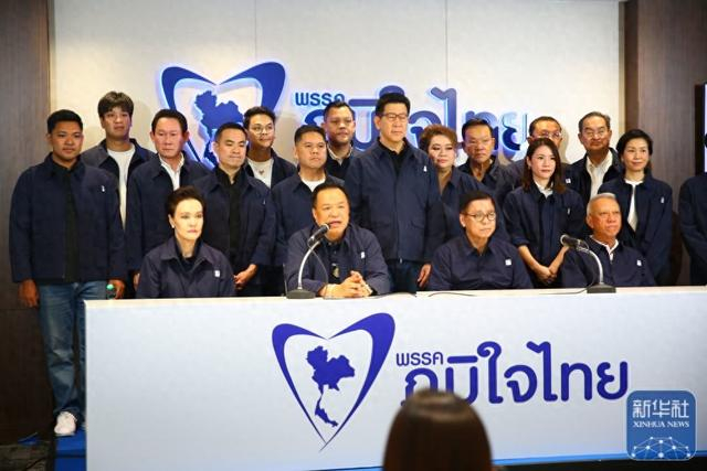 2月8日，泰国看守政府总理、自豪泰党党首阿努廷在曼谷出席新闻发布会。 新华社记者 万后德摄