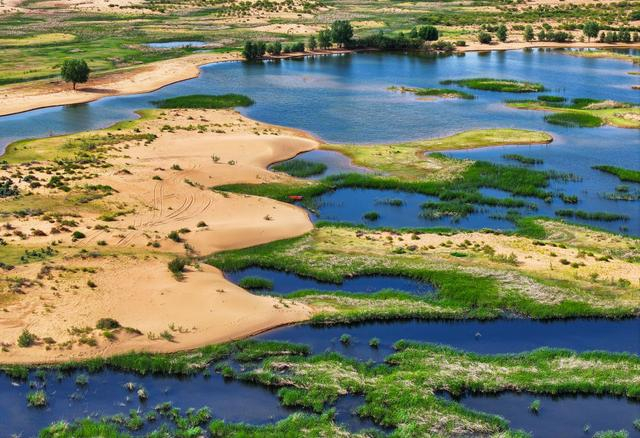 这是内蒙古鄂尔多斯市杭锦旗库布其沙漠中的一处绿洲（2025年6月6日摄，无人机照片）。新华社记者 连振 摄