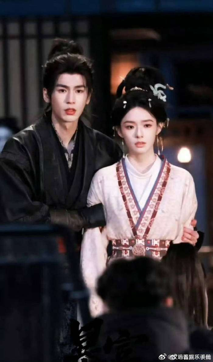  作为腾讯视频S+级大制作，《归鸾》改编自晋江10亿积分小说，讲述了一位野心勃勃的疯狗帝王与背负国仇家恨的美强惨公主之间的爱恨纠葛。剧集的编剧团队阵容强大——《星汉灿烂》的邹越与《良辰好景知几何》的全颖联手打造，单从权谋线的大纲来看，已经让观众的期待值直线上升。而导演初的见擅长拍摄强冲突镜头，这也让不少网友开始预言：如果这部剧爆火，张凌赫和林允可能会包揽2026年的古偶顶流。 不过，这部剧也并非没有争议。部分观众质疑张凌赫的演技过于流水线化，担心他难以撑起萧厉这个从底层逆袭的复杂角色；而林允虽然因《水龙吟》中的哭戏圈粉无数，但她的演技有时被批评忽高忽低，令不少人对她的表现感到忧虑。更有网友翻出了两人之前的冷脸路透图，质疑他们是否真的有CP感。但随着张凌赫为林允挡太阳的视频曝光，评论区的声音发生了剧烈反转：原来之前我们没看清，现在才明白，这真香了！ 目前，《归鸾》才刚拍完三分之一，但已经凭借一系列路透图频频登上热搜。从开机仪式上海大屏幕上展示的恭迎一番大男主萧厉，到张凌赫拿红伞为林允挡雪的经典路透照，剧组每一步操作都精准踩在观众的兴趣点上。至于这对乱世帝后是否能够打动观众，成为粉丝们热烈追捧的CP，还得等到春节档播出时才有答案。毕竟，如今的古偶市场，能够让网友心甘情愿为这对CP献上般配之词的，实在不多见。