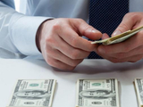 “跟风存美元，没想到直接亏了7000元！”美元定存现负收益