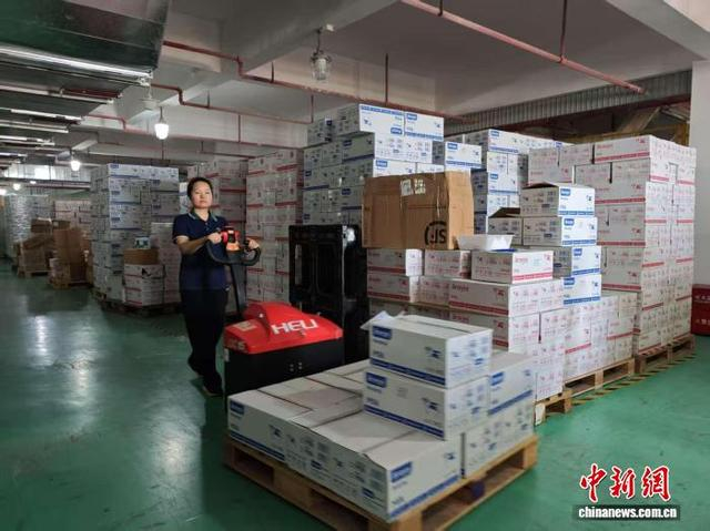 2025年5月23日，海口综合保税区内，一家跨境电商企业工作人员正在搬运跨境电商进口产品。 中新网记者 王子谦 摄