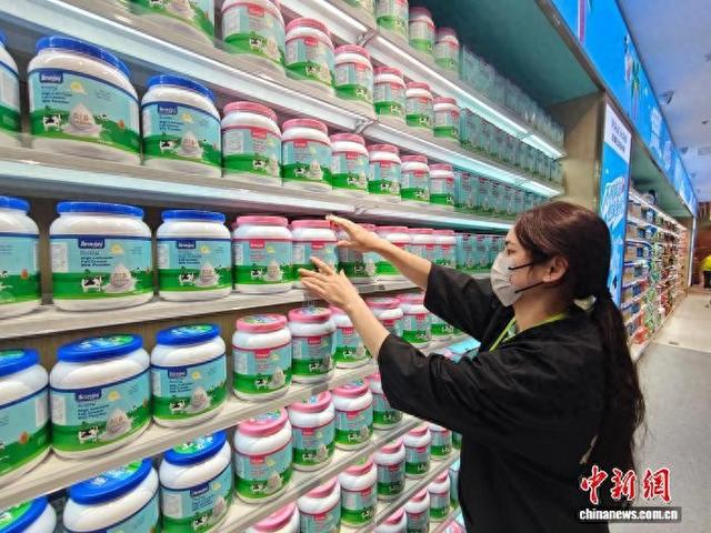 2月10日，位于海口市城西商圈的日用消费品免税店内，工作人员正在上架“零关税”进境商品。中新网记者 林士杰摄