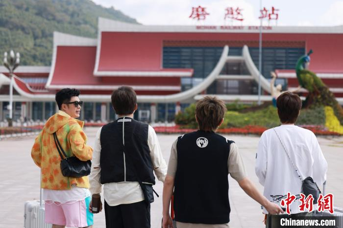 “五哈团”从磨憨站出发，搭乘国际旅客列车前往老挝。磨憨站是中老铁路从云南出境的最后一个车站。节目制作方供图