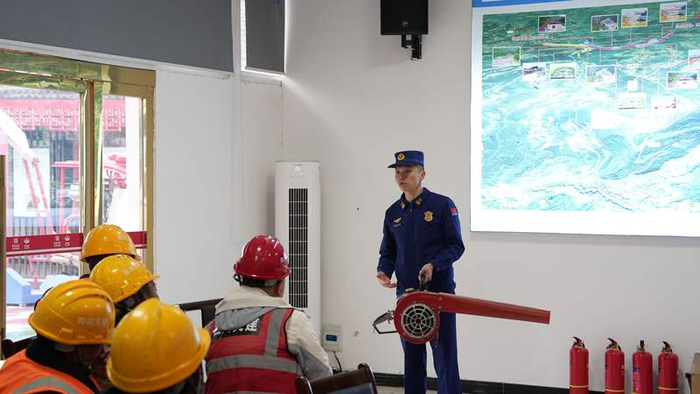 应急管理系统一级英模、四川消防救援机动总队队长助理侯正超讲解灭火机操作使用。受访者供图