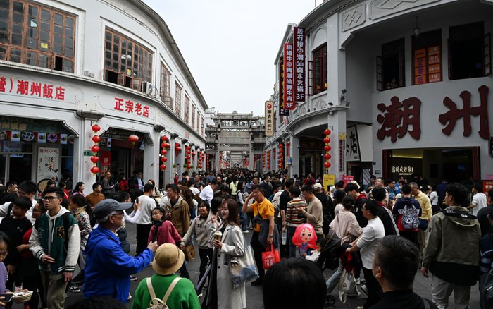 2025年2月1日，广东潮州牌坊街游人如织。图/IC photo