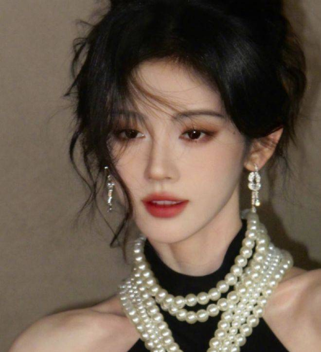  出道十年来，鞠婧祎一直在不断突破自己的演技边界。这次饰演苏绿夏这个成长型的大女主角色，给了她足够的空间去发挥自己。无论是体态的塑造，还是情感的表达，鞠婧祎都将角色的复杂性展现得淋漓尽致，这也让她的演技得到了前所未有的提升。