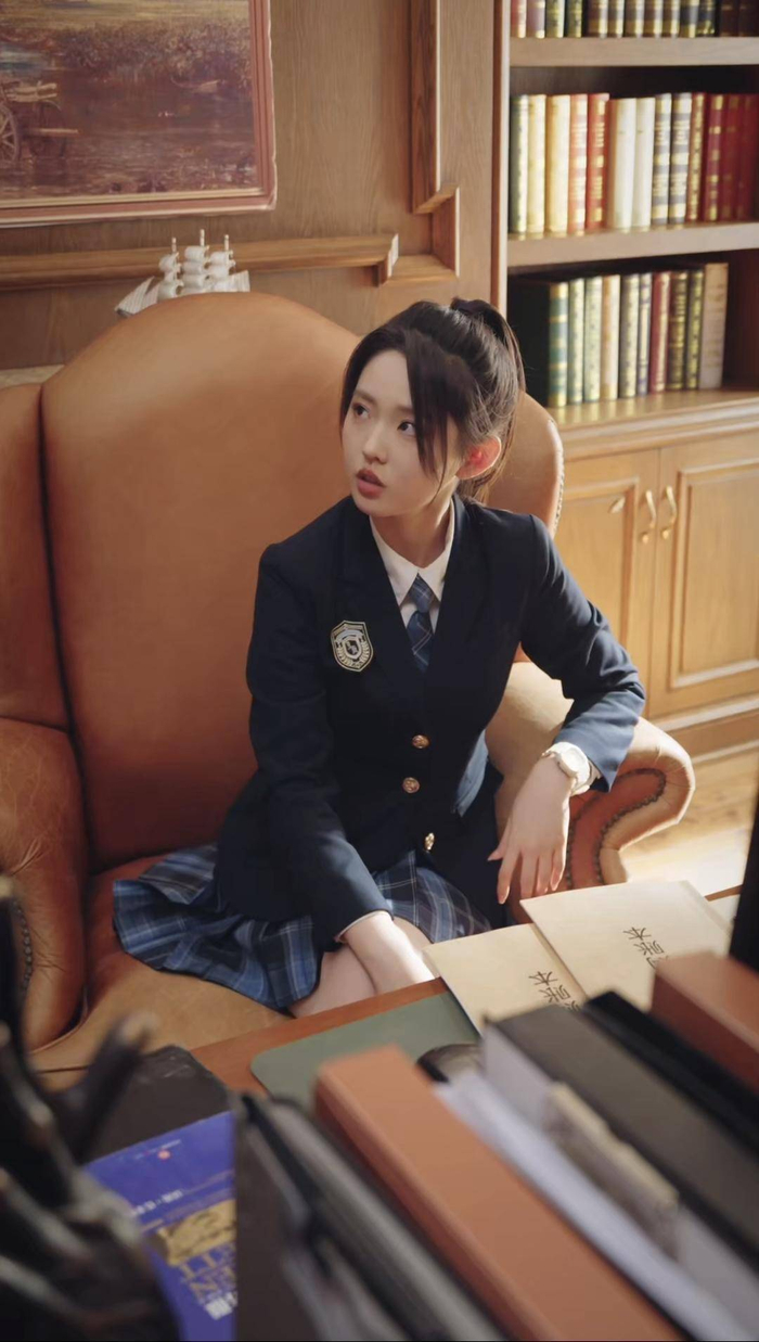 遇见真实的李柯以:这个“00后”短剧一姐,自带反差感丨谈艺录__财经头条__新浪财经