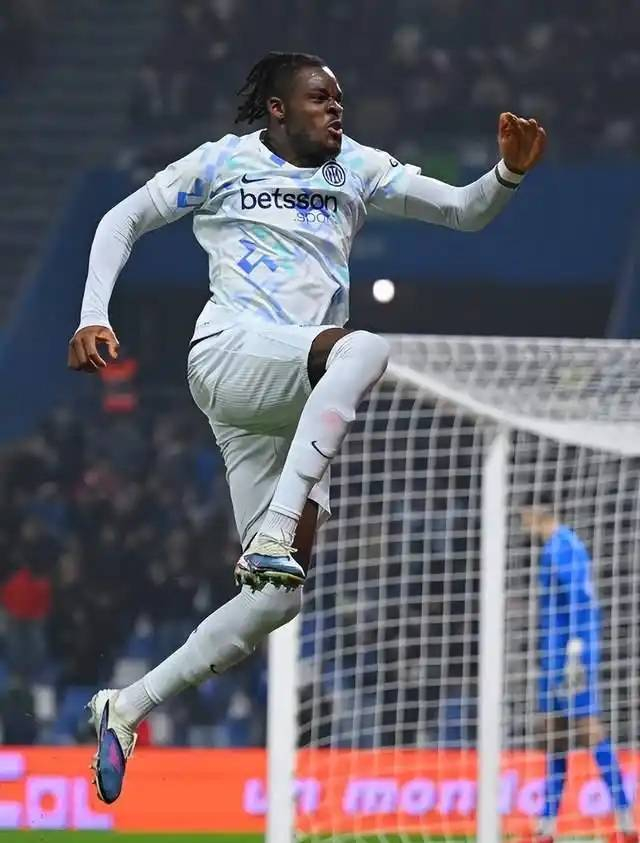 国米本场大胜确实展现了球队的硬实力，迪马尔科、劳塔罗等核心球员状态在线，后防新星的崛起也让球队阵容更加厚实。但门将和后腰位置的补强需求依然存在，再加上右路邓弗里斯长期伤缺，现有轮换阵容很难支撑多线作战的高强度需求。后续国米还要面对欧冠附加赛、米兰德比、对阵尤文等硬仗，若不能及时补强短板，联赛争冠和欧冠突围都将面临不小的挑战。不过好在球队目前阵容默契度高，齐沃的执教能力也得到了印证，只要保持现有状态，合理分配球员体能，国米本赛季依然有机会斩获不错的成绩。