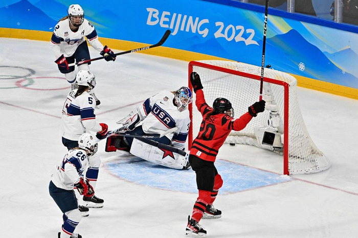 在女子冰球领域，美国队（白）和加拿大队（红）堪称一对宿敌