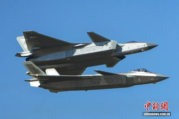 资料图：歼-20进行机动飞行展示。中新社记者 张祥毅 摄