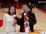 任嘉伦现身NBA火箭主场赛前采访，期待中场表演