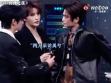 穆祉丞担任微博之夜后台主理人采访艺人前辈