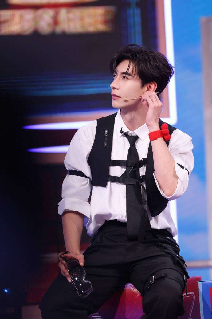  从电视剧《东宫》中让观众又爱又恨的李承鄞，到现在综艺里尽情展现自我的梗王，陈星旭用实际行动证明了一个演员的可塑性。有观众感慨道：以前觉得他是高冷贵公子，现在发现他竟然是个搞笑男，这种反差萌太有魅力了！随着他在综艺圈曝光度的逐步提升，越来越多的人开始认识这个多才多艺的宝藏男孩，或许，下一位综艺顶流就是他！