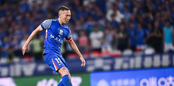 作为中超亚军，申花本应在亚冠为中超争光，可因为犹豫和保守，一步步把自己逼入绝境。如今惨淡出局，成为中超首支被淘汰的队伍，既是实力差距的体现，更是战略失误的惩罚。 竞技体育从来容不得半点心猿意马，申花的教训足够深刻。想要未来重新站起来，必须先改掉患得患失的毛病，明确目标、坚定执行，否则，再多的投入与阵容，也只能换来一次又一次的失望。