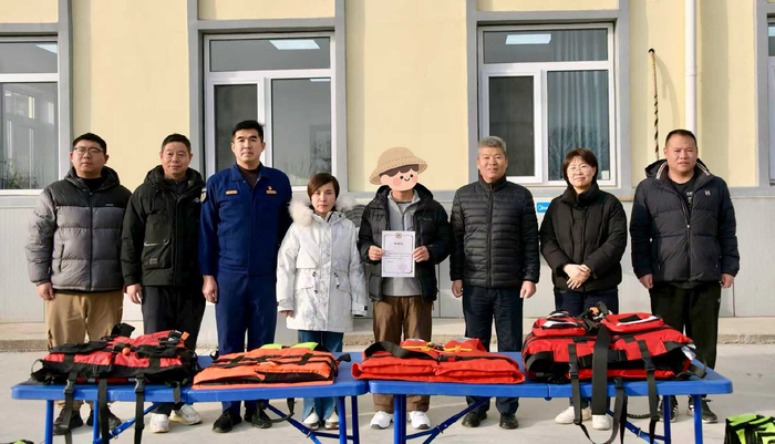 1月9日，被救援人员代表在北京市昌平区森林消防综合救援大队的院子里完成捐赠。 受访者供图