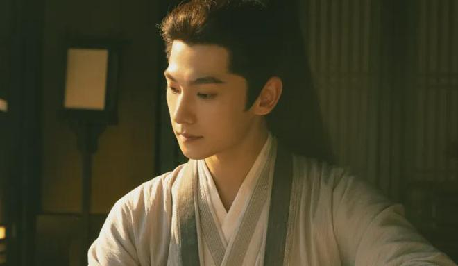 而从海报来看，杨洋玉树临风，剑眉星目，正义感爆棚。