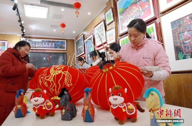 图为农民画爱好者在灯笼上绘福马。龚普康 摄