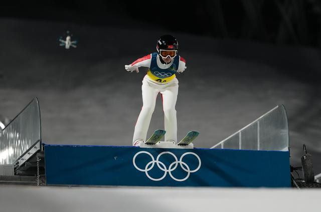 2月10日，中国队选手刘奇在米兰-科尔蒂纳冬奥会跳台滑雪项目混合团体比赛中。新华社记者 孟永民 摄