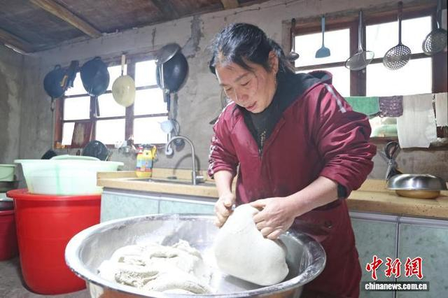 通过手工揉搓将熟芡与米粉充分融合。唐鹏 摄