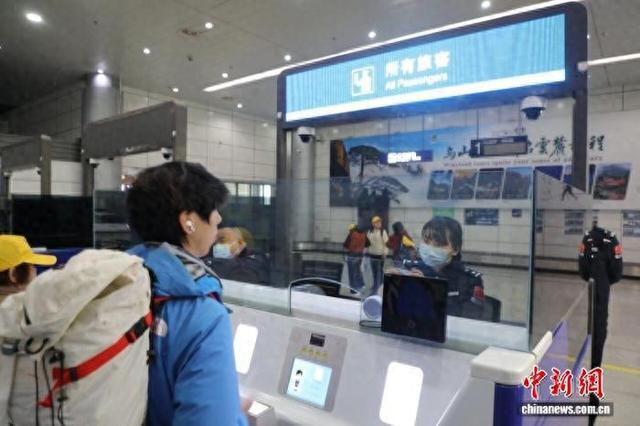 2026年1月1日，合肥出入境边防检查站为旅客办理业务。合肥出入境边防检查站供图