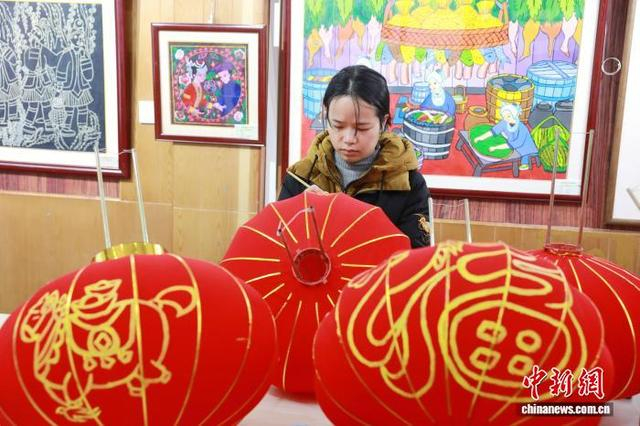 图为农民画爱好者在灯笼上绘福马。龚普康 摄